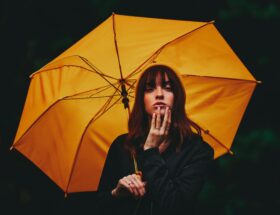 Jak wybrać elegancki i praktyczny parasol do damskiej torebki